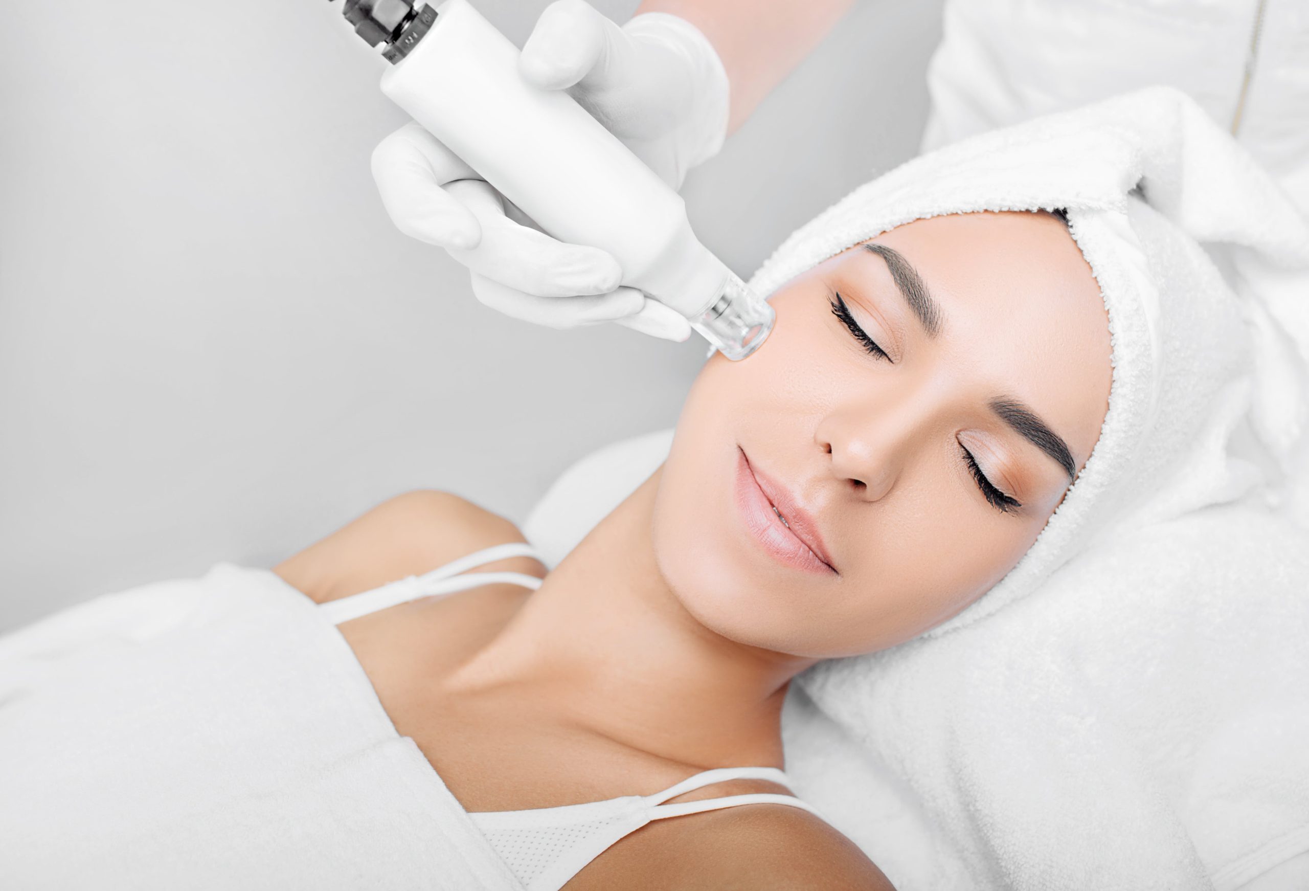 woman receiving no-needle high frequency mesotherapy at beauty salon. non-invasive procedure for skin rejuvenation
